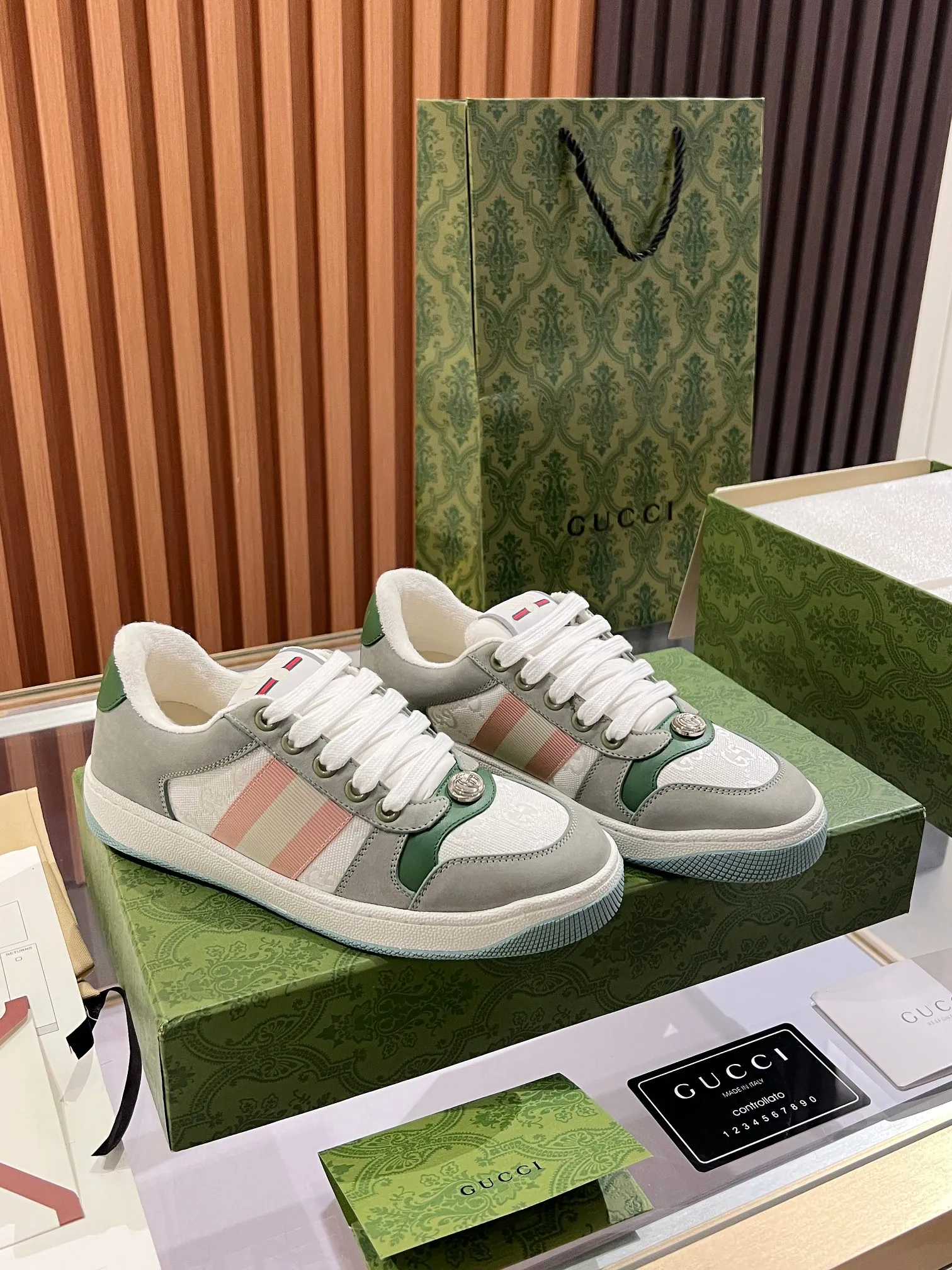 👟👟Ex-factory price 540👟👟 ⚡️Gucci Dirty Shoes Top factory quality, impeccable at the counter, the comfort is incredible. Retro distressed elements, washed retro logo on the tongue, metal double LOGO, 99% recognizable, full of Gucci elements; terry cloth lining, cowhide foot pads and 3mm latex are much more comfortable than real leather shoes. Environmentally friendly TPU wear-resistant outsole, soft and elastic. The inside of the tongue is made of imported elastic bands, which have great tension and won't strangle your feet. I don't develop the shoes without the original version. Only by getting the original version can the shoes be accurate and beat the market version instantly. Every stitch and every stitch is very tight and full. The debugging process is the most painstaking and requires no less than a hundred modifications before it is adjusted to the perfect state so that it can be worn comfortably by all foot types! Size 35-40 women’s model)